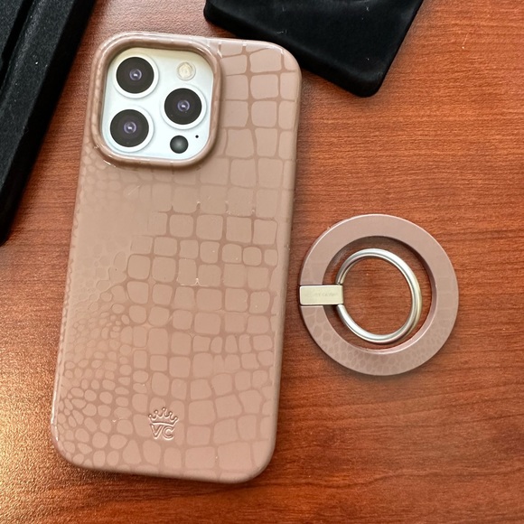 Velvet Caviar iPhone 14 pro Case + MagSafe ring - Picture 4 of 5